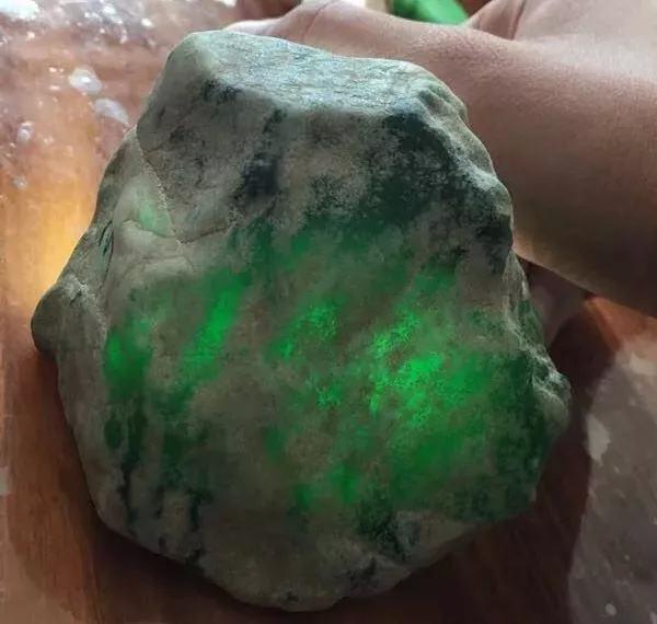 识别翡翠原石好坏的技巧有哪些 翡翠原石怎么辨别好坏 