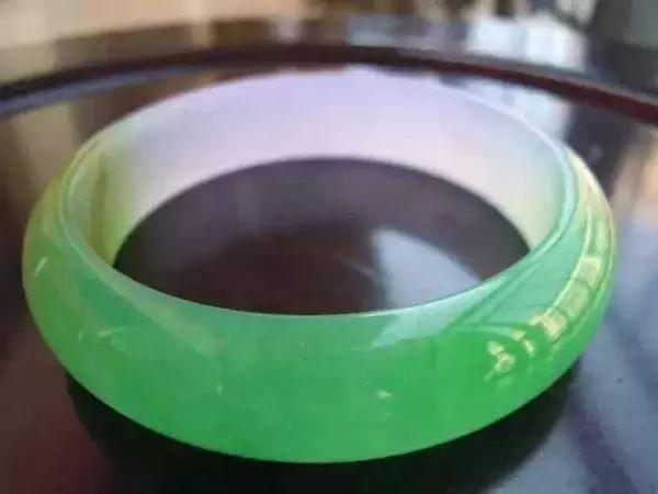 翡翠镯子不透该怎么办？翡翠镯子那样戴，越戴越透   第2张