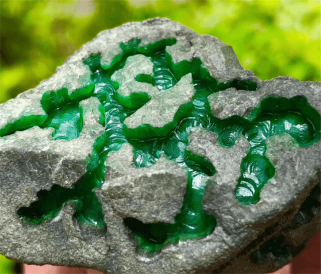 翡翠毛料价格是多少?扒一扒翡翠毛料的赌石技巧! 第1张