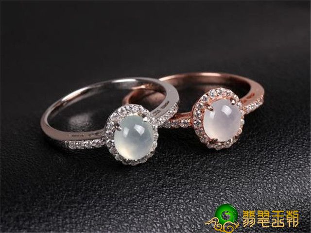 翡翠戒指受女性欢迎吗?讲讲如何挑选适合自己的翡翠戒指! 第1张