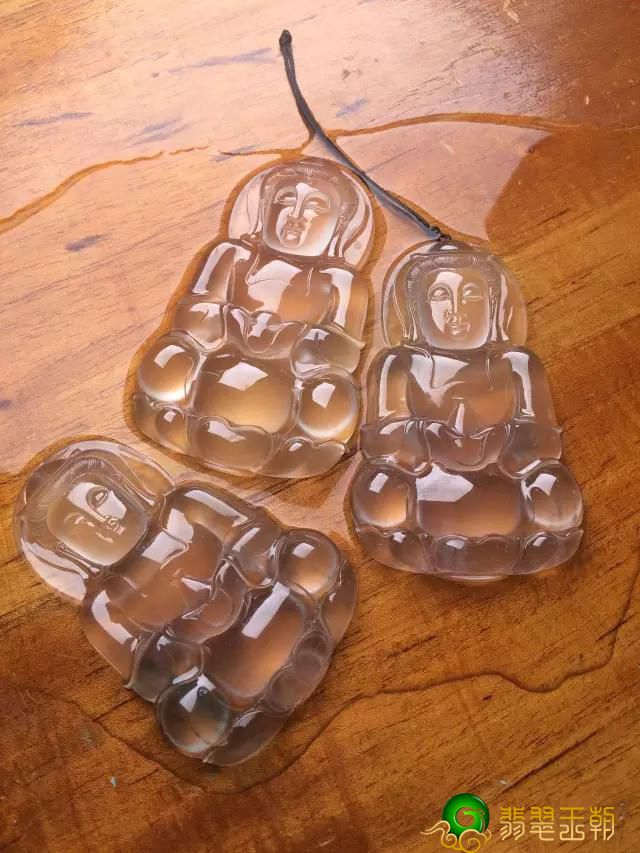 立在翡翠金字塔式顶部的玻璃种翡翠   第1张