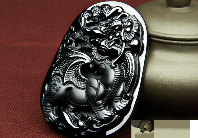 貔貅吊坠能够驱邪旺财，墨翠貔貅合适什么人戴？   第3张