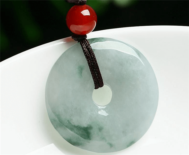 翡翠平安扣寓意平安招财，很适合男性佩戴   第1张