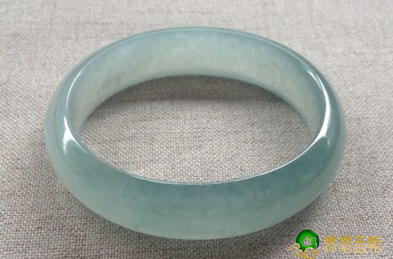 晴水翡翠镯子的价钱贵便宜？看一下这几种晴水翡翠镯子你也就懂了   第1张