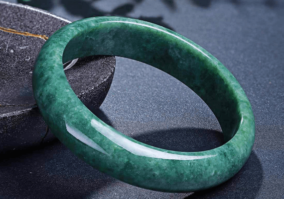 豆绿翡翠属于什么档次？翡翠的好坏与它们有关！   第2张