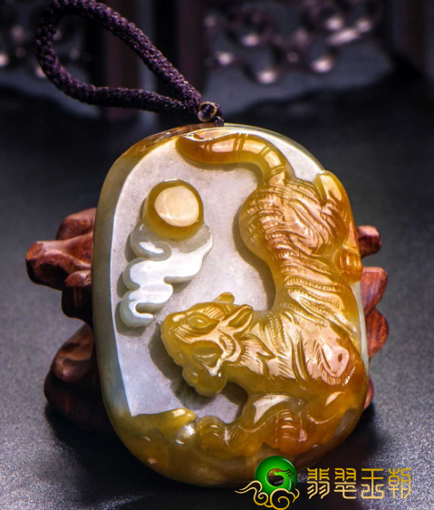 戴翡翠老虎狮子项链吊坠的喻意是啥 翡翠老虎狮子的吉祥寓意 