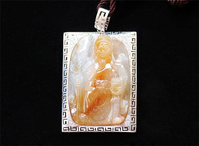 男的戴翡翠还是和田玉好?哪个更养人呢？   第2张