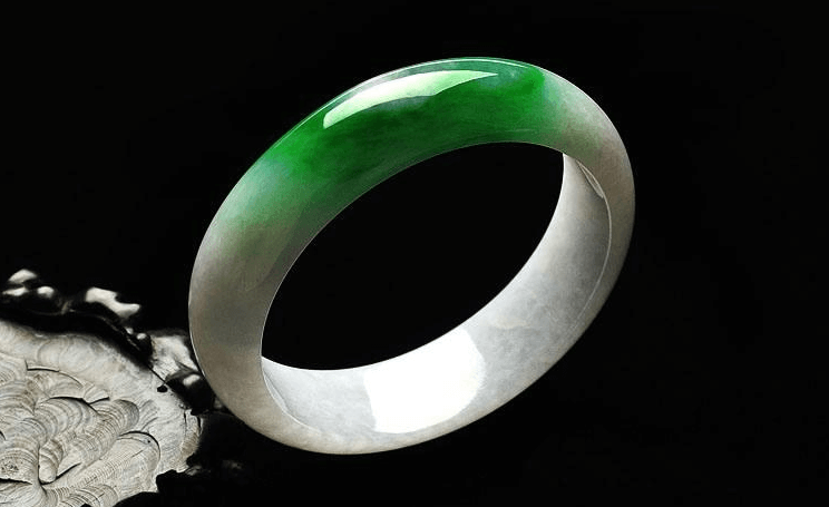 阳绿冰糯种手镯的价格是多少？怎么挑选翡翠手镯？   第2张