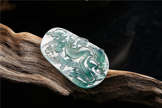 白色高冰翡翠价值高吗?要如何挑选它? 第2张