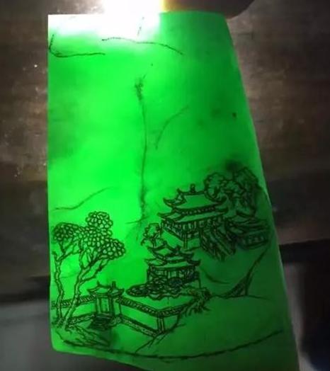 
多裂的翡翠毛料，花了巨资用好工去手工雕刻，值得吗？
   第2张
