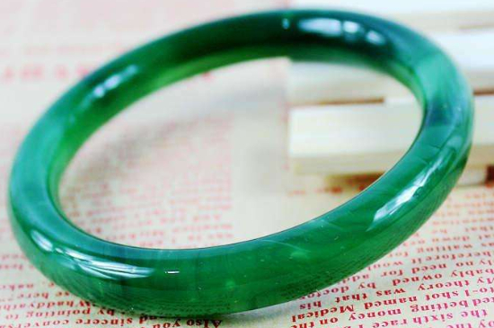 玛瑙底翡翠是什么种 第3张