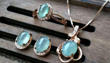 翡翠首饰三件套价格怎么样？翡翠首饰怎样佩戴更好看！   第4张