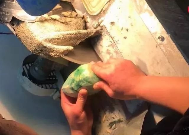 
                一个不起眼的小料，满身松花，大姐8千拿下，结果满绿
   第3张