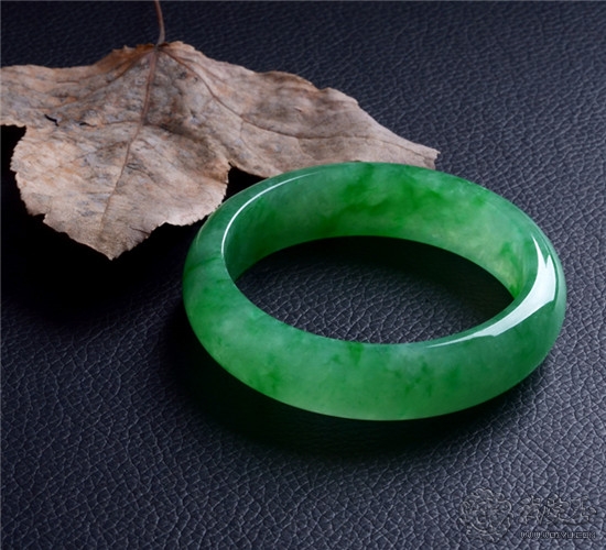 玉镯戴哪只手会比较好呢？有哪些讲究的地方吗？   第1张