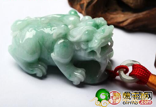翡翠三足金蟾有哪些喻意？翡翠貔貅吊坠又有哪些喻意？   第1张