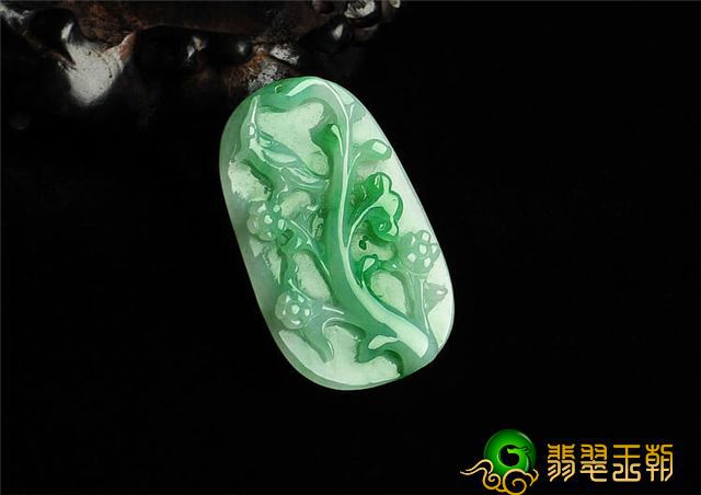 白色背景青翡翠非常值得选购吗？原先它的长相那么高！   第2张