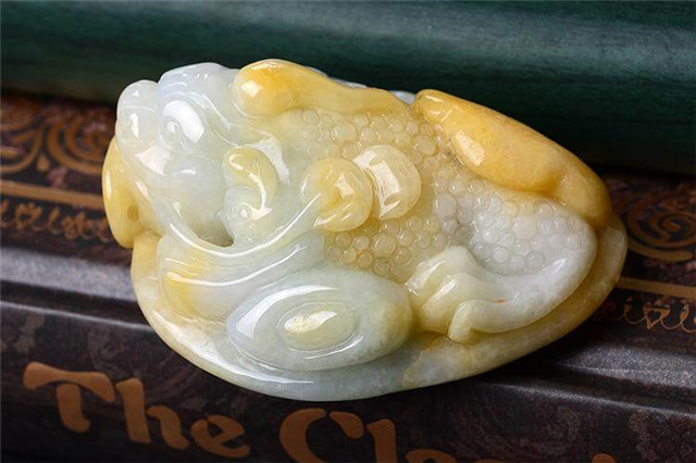 翡翠飘黄值钱吗？本文为你一一解答！   第2张