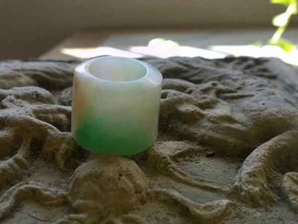 清朝老翡翠图片_价钱_识别方法，镯子，小挂件，扳指、珠串要多少钱   第3张