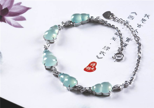 为什么女人喜欢翡翠？让我来为你一一解答！   第3张