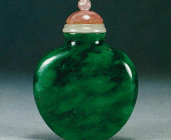 老翡翠鼻烟壶特征有哪些？珍藏的同时别忘了科学保养   第2张