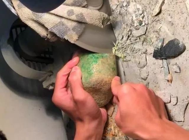 
                一个不起眼的小料，满身松花，大姐8千拿下，结果满绿
   第2张