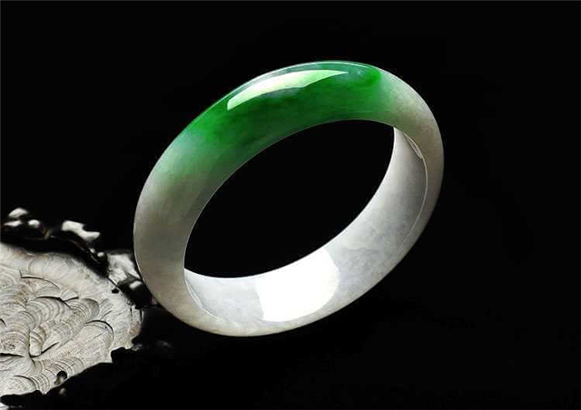 白底青的翡翠玉镯好吗？白底青翡翠玉镯要怎么样挑选？   第2张