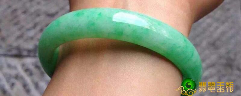 翡翠玉镯戴久了会有变化吗？戴多久翡翠会变才能变透   第1张