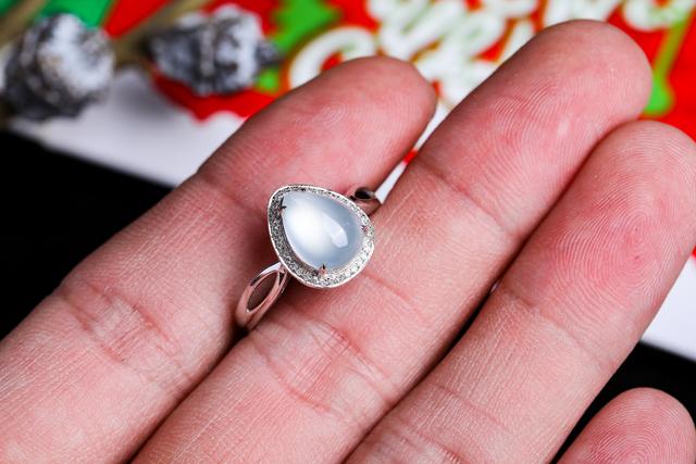 翡翠赏析，这种定义虽一字之差，价钱却天差地别   第1张