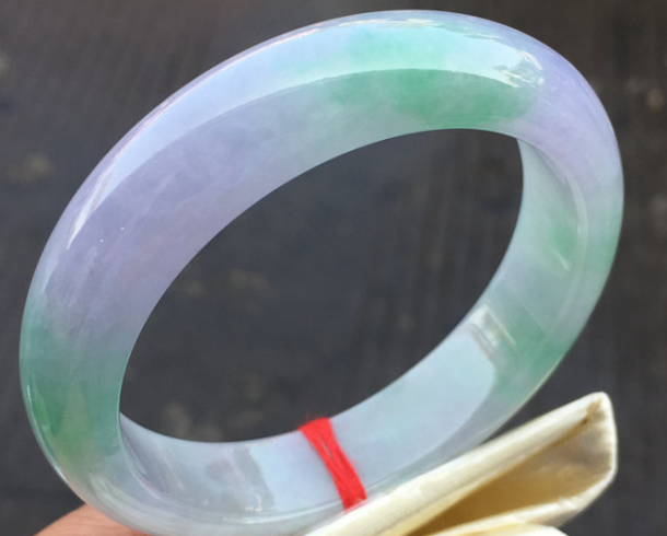 都说翡翠的色根是鉴别翡翠真假的重要因素之一，那我们要怎么看翡翠的色根？   第2张