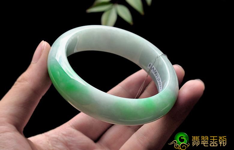 翡翠类型诸多为何镯子却能遭受专宠   第1张