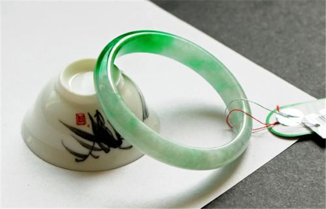 白底青手镯价格高吗？看懂了才能挑到好货！   第3张