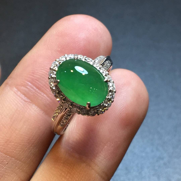 女人戴翡翠好还是玉好？佩戴翡翠和玉注意事项   第1张