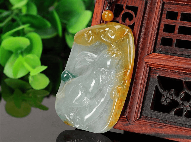翡翠出現黄色有哪些喻意？喜爱黄翡的人多吗？   第1张