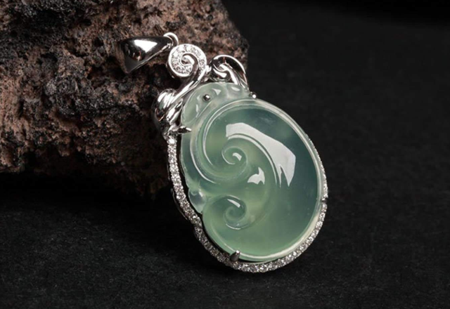 翡翠称心小挂件价钱要是几十块钱？它的本来面目居然是那样的！   第2张