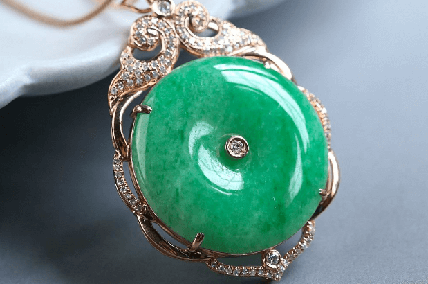 女人戴什么翡翠玉吊坠好？多数人都爱这几款！   第2张