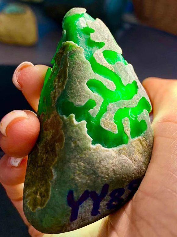 辨别造假翡翠原石的技巧 翡翠原石的鉴别方法