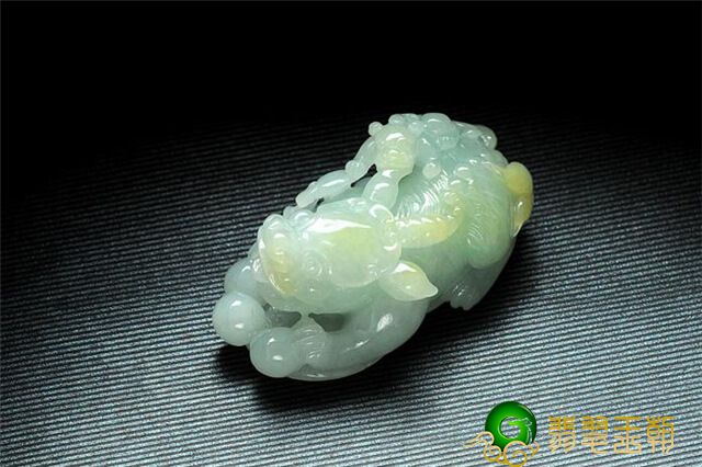 销售市场上翡翠貔貅吊坠一般要多少钱？大家应当怎样盘玩翡翠貔貅吊坠？   第1张