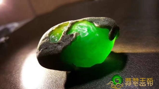 翡翠翡翠原石皮壳的特性有什么 分辨翡翠翡翠原石优劣的规范 