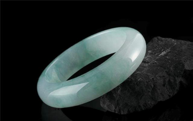 好看的翡翠手镯那么多，可以两只手都戴上吗？   第1张