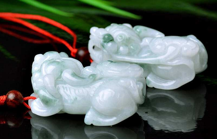 翡翠玉貔貅吊坠有哪些寓意？适合什么人佩戴？   第3张