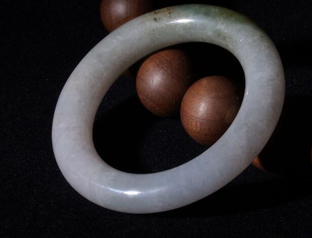 一只天然的翡翠手镯价格多少 自然低不到哪去   第2张