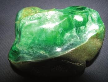 翡翠原石开窗目的你知道吗？我们一起来看看！   第2张