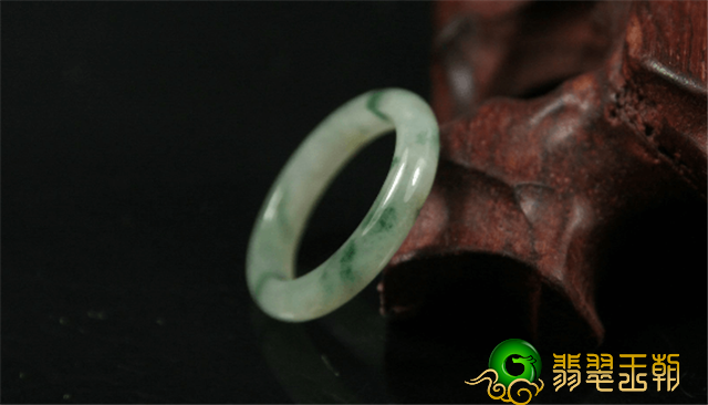 想了解翡翠扳指的价格?来看看这篇文章就知道了！   第1张