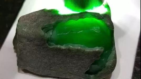 哪有翡翠原石市场？翡翠应该怎么鉴定真假？   第1张