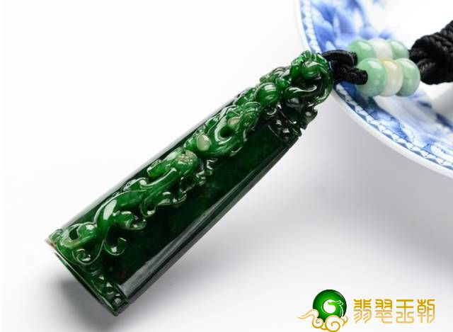 普遍的翡翠项链吊坠喻意归纳，看你了解几类？   第1张