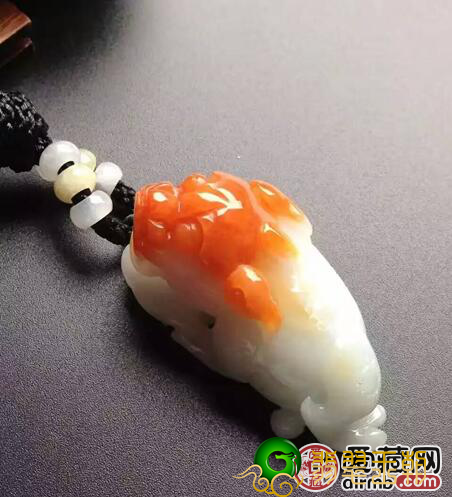 翡翠三足金蟾、翡翠貔貅吊坠如何开光？二者有很大的不一样！   第1张