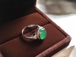 冰灵莹润的翡翠戒指种很老且细致盈润   第2张