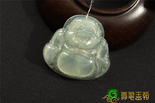 翡翠女性项链吊坠选佛還是吉祥如意？有关他们的喻意，你掌握吗？   第1张