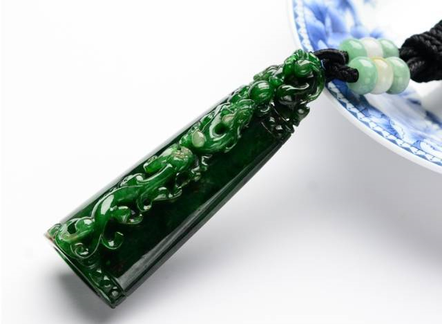 什么是翡翠的癣？原来它对翡翠毛料的影响是这样的！   第3张