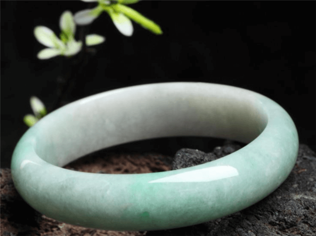 富贵戴双镯，拥有两只翡翠手镯到底要怎么戴？   第3张